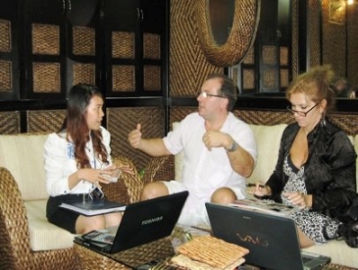 Doanh nghiệp gỗ làm mới mình